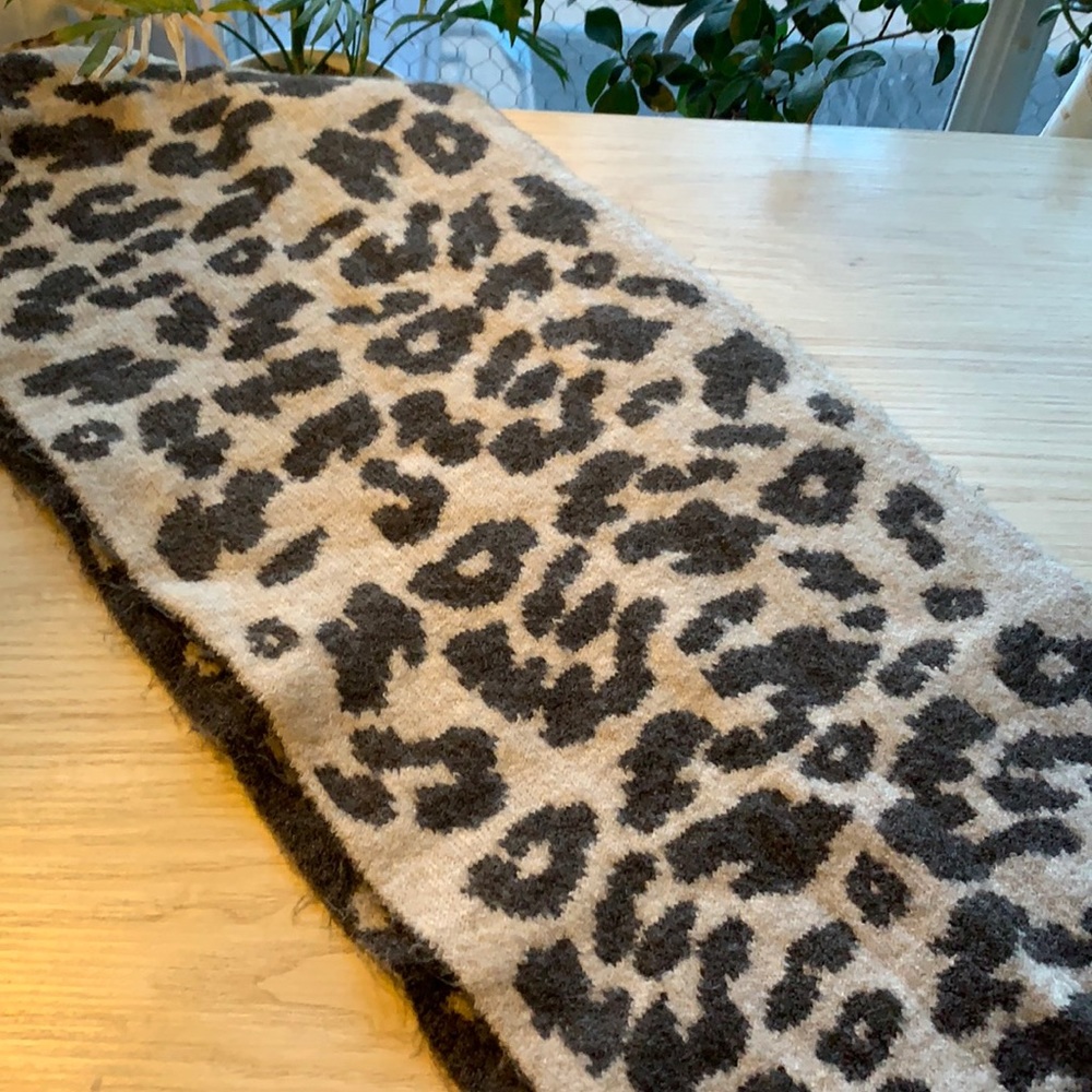 Cozy, thick leopard print scarf.